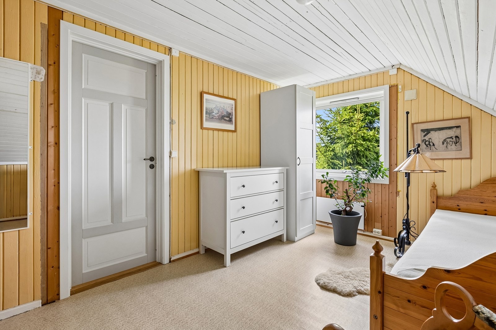 Fra dette soverommet er det utgang til en vestvendt balkong på 5 m². Galleribilde