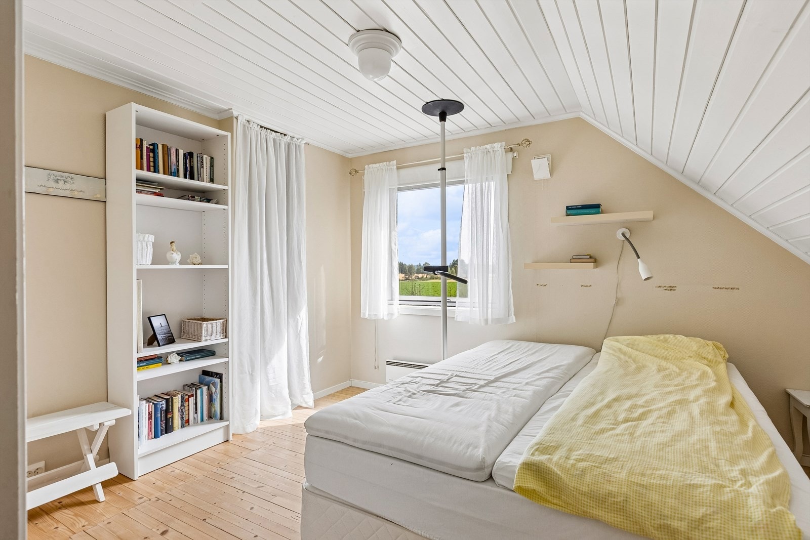 Lyst soverom med plass til dobbeltseng og oppbevaring. Galleribilde