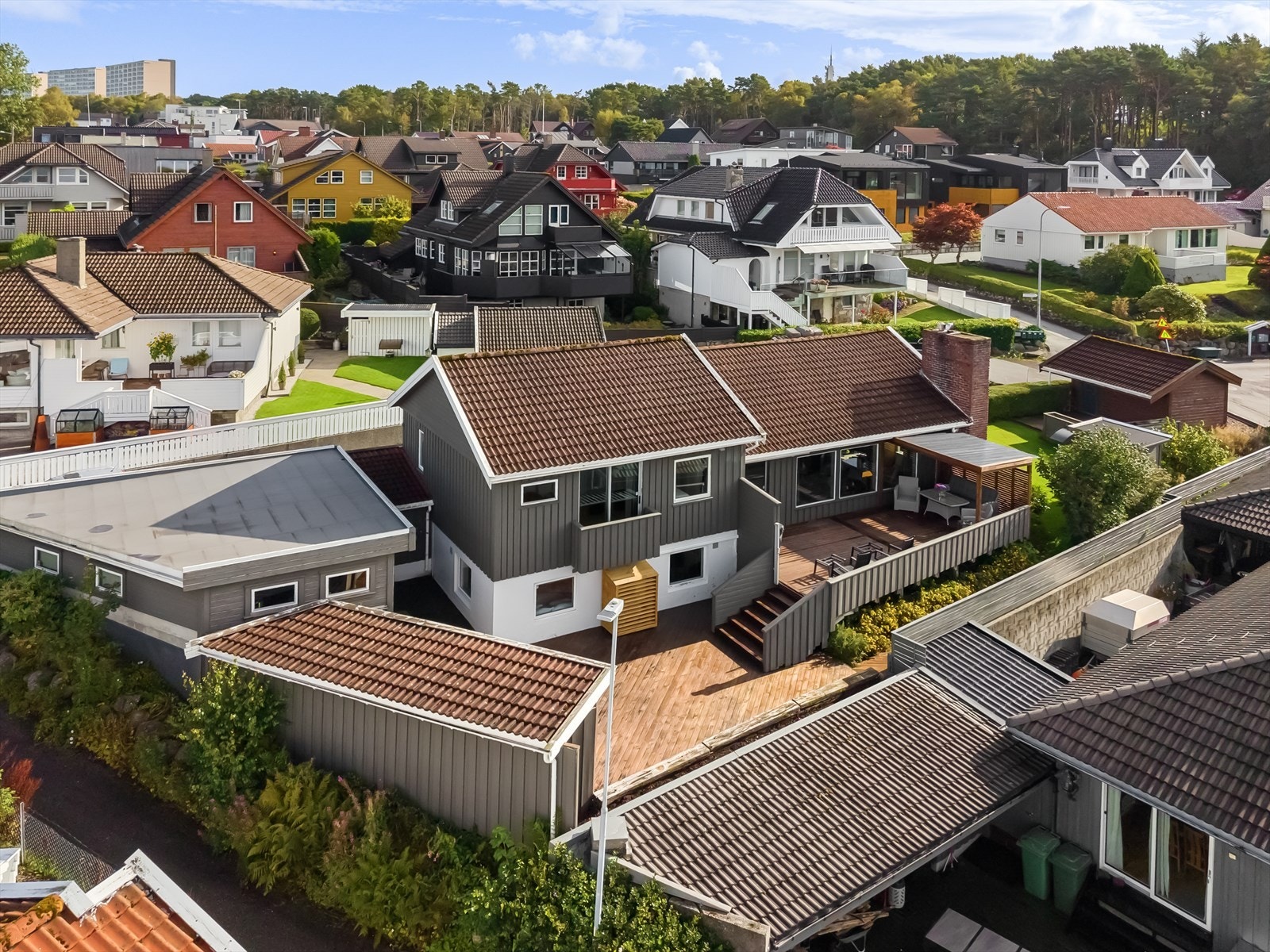 Solvendt sørvest vendt tomt som er opparbeidet med terrasser på 88 kvm, plen, beplantning og asfaltert gårdsplass. Galleribilde