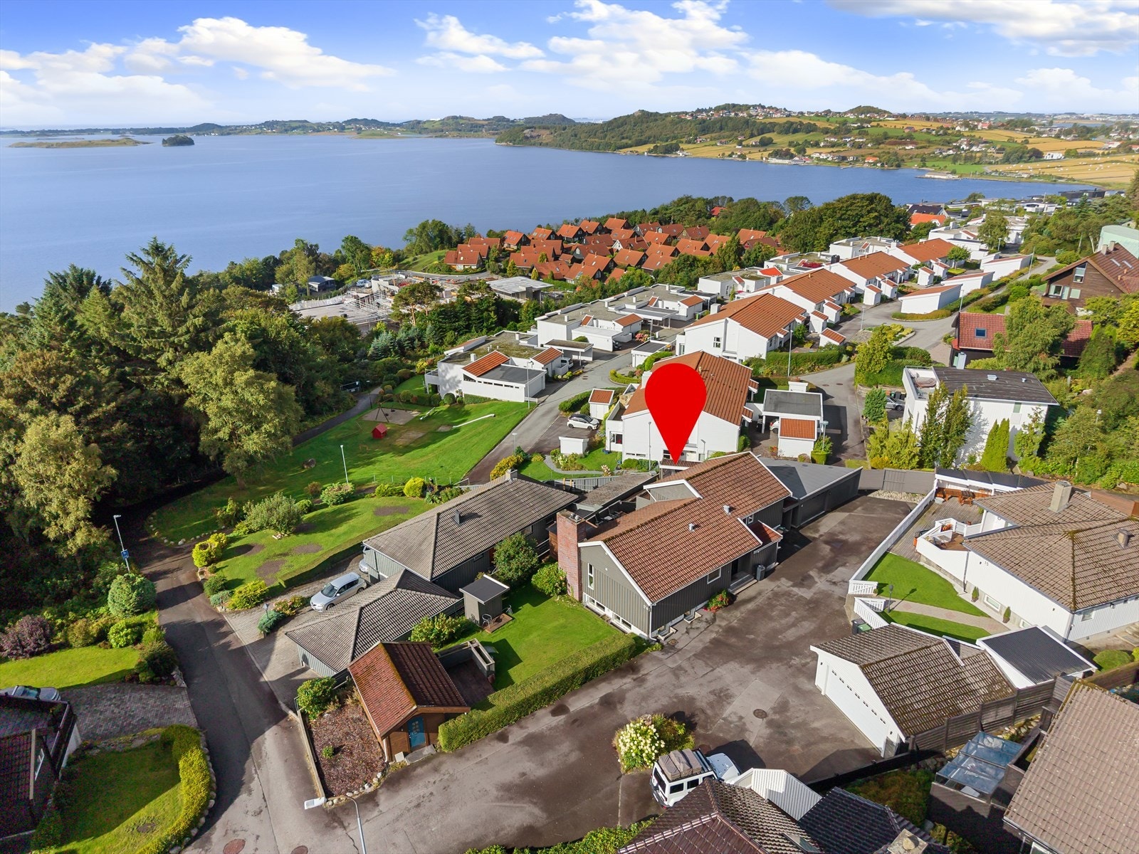 Enebolig i blindvei med nydelig utsikt | 5 sov, 2 bad og 2 stuer | 881 kvm tomt, store terrasse og meget gode solforhold Galleribilde
