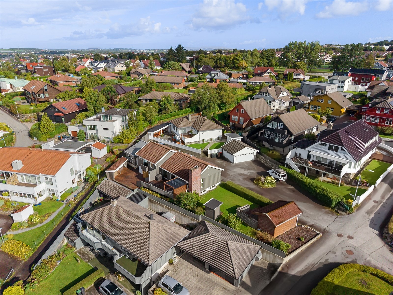 Innholdsrik enebolig beliggende i attraktiv blindgate med nydelig utsikt til Hafrsfjord. Galleribilde