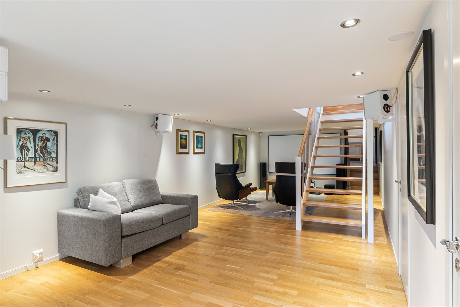Kjellerstue med parkett på gulv og varmepumpe. Galleribilde