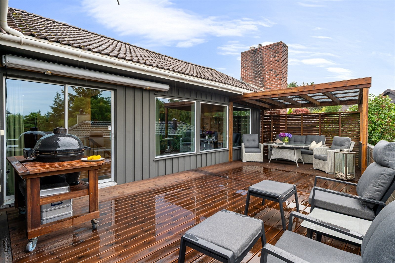 Terrasse og platting på 88 m² med utgang fra 1. etasje. Galleribilde