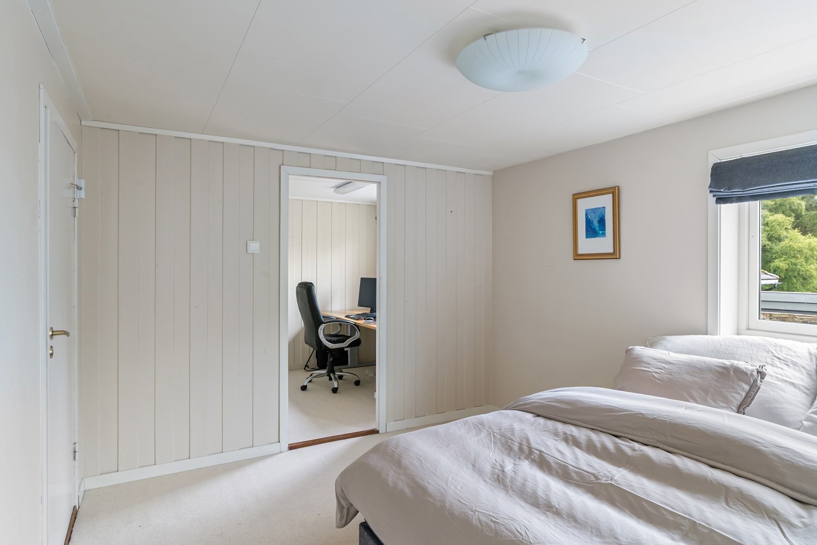 Kontorplass inn av det ene soveromet. Galleribilde