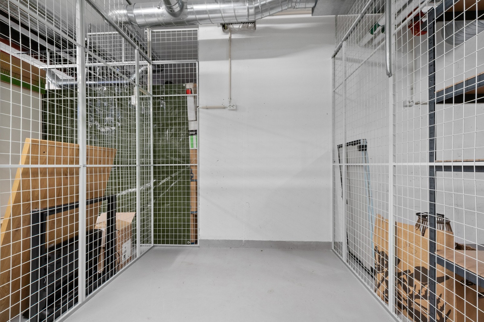 Praktisk bod med gode muligheter for oppbevaring av sesongutstyr og øvrige eiendeler. Galleribilde