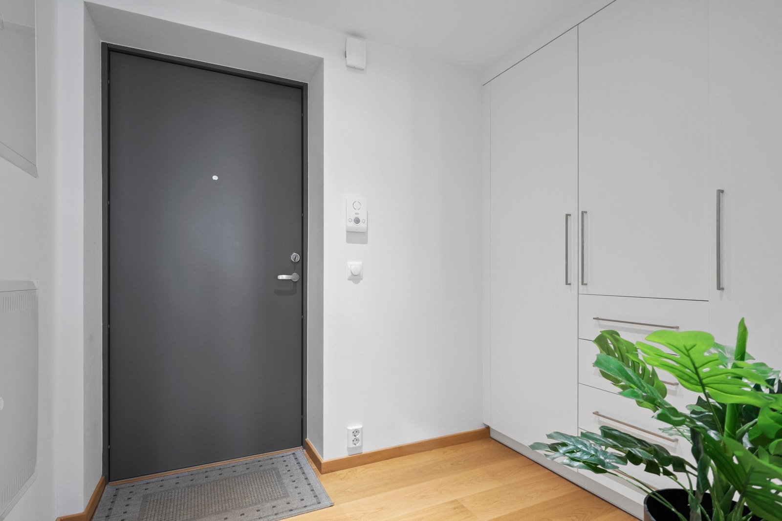 Lys og innbydende entré med praktisk garderobeløsning. Galleribilde