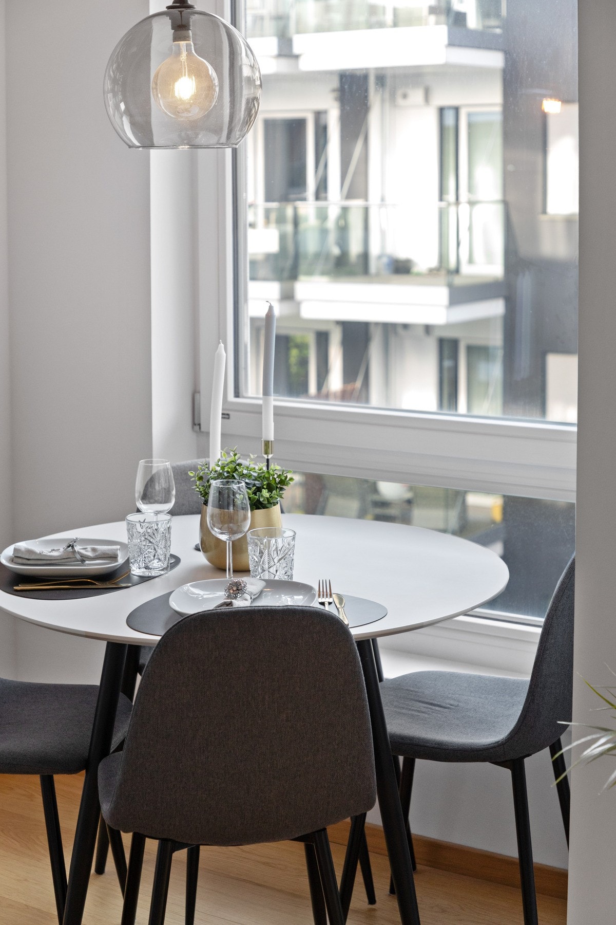 En hyggelig oppholdsdel med god plass til både sofagruppe og spisebord. Galleribilde