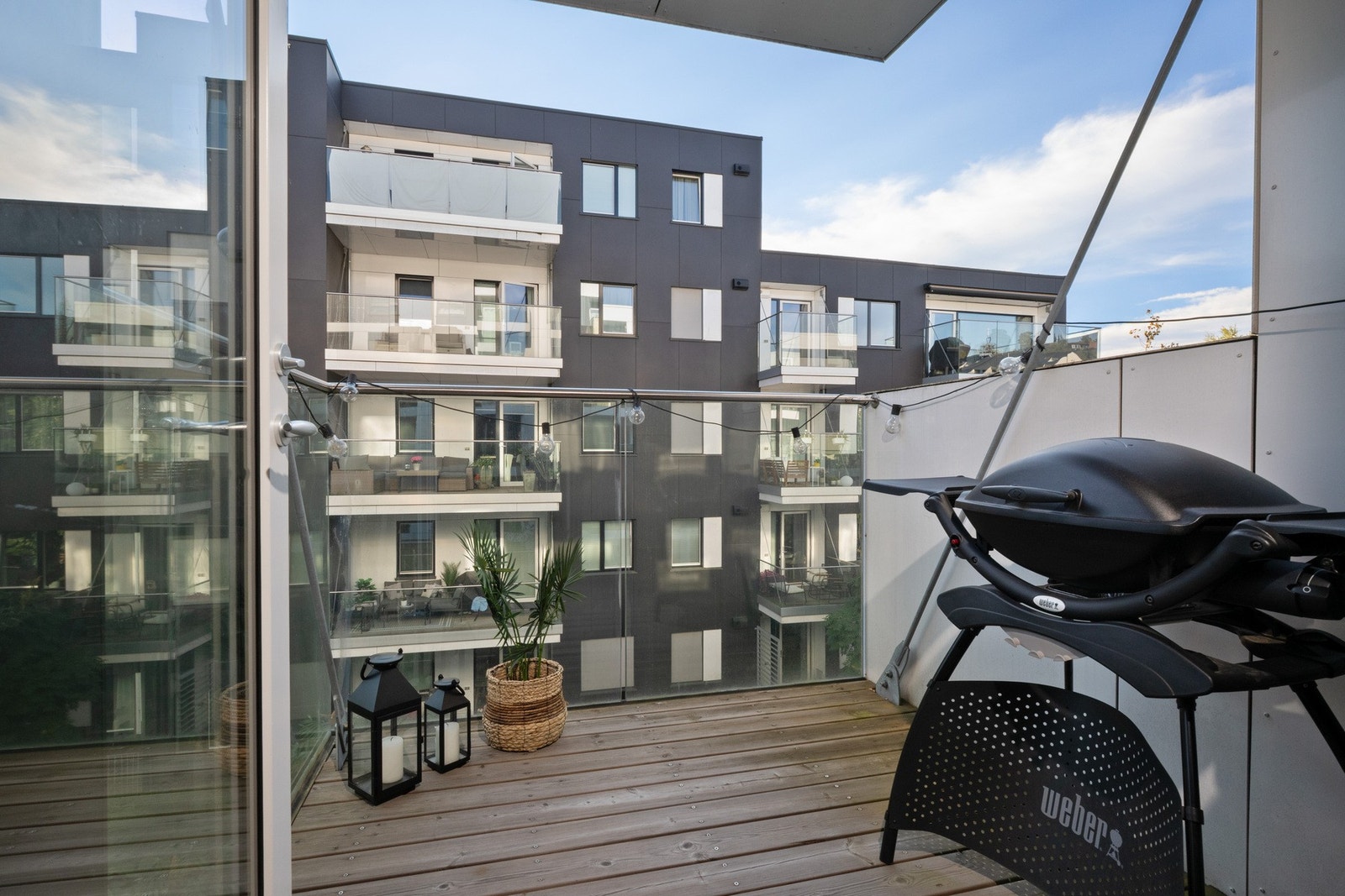 En fin uteplass med plass til utemøbler og utsyn mot nærområdet. Galleribilde