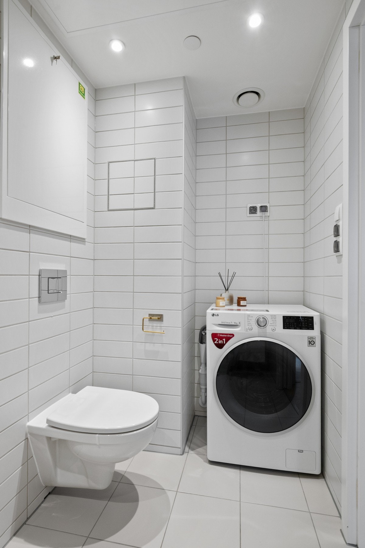 Badet har gulvvarme, balansert ventilasjon og opplegg for vaskemaskin. Galleribilde
