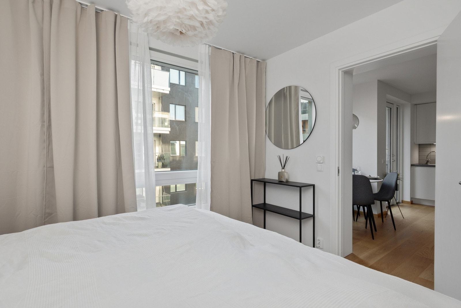 Lyst og rolig soverom med god plass til dobbeltseng. Galleribilde