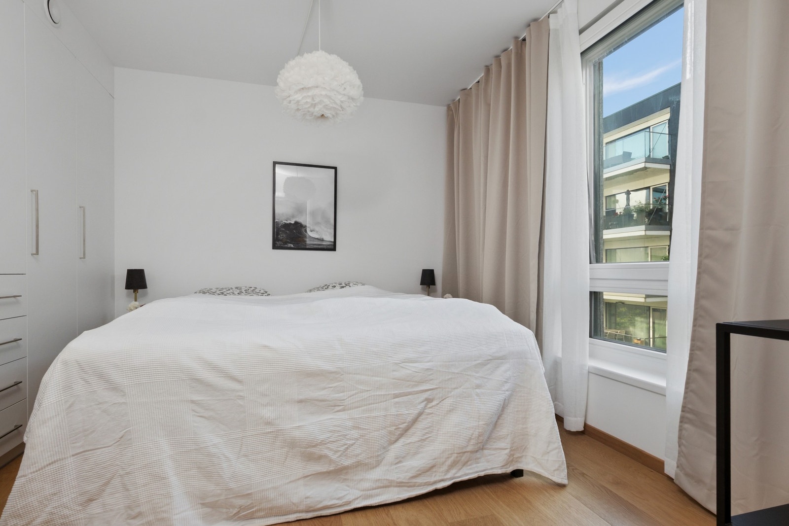 Romslig garderobeløsning gir svært gode oppbevaringsmuligheter. Galleribilde