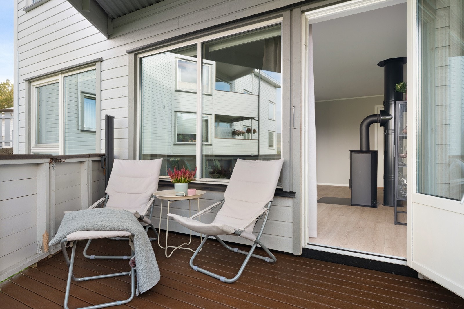 Fra stue/spisestue er det utgang til en solrik terrasse med utsikt mot sørvest.