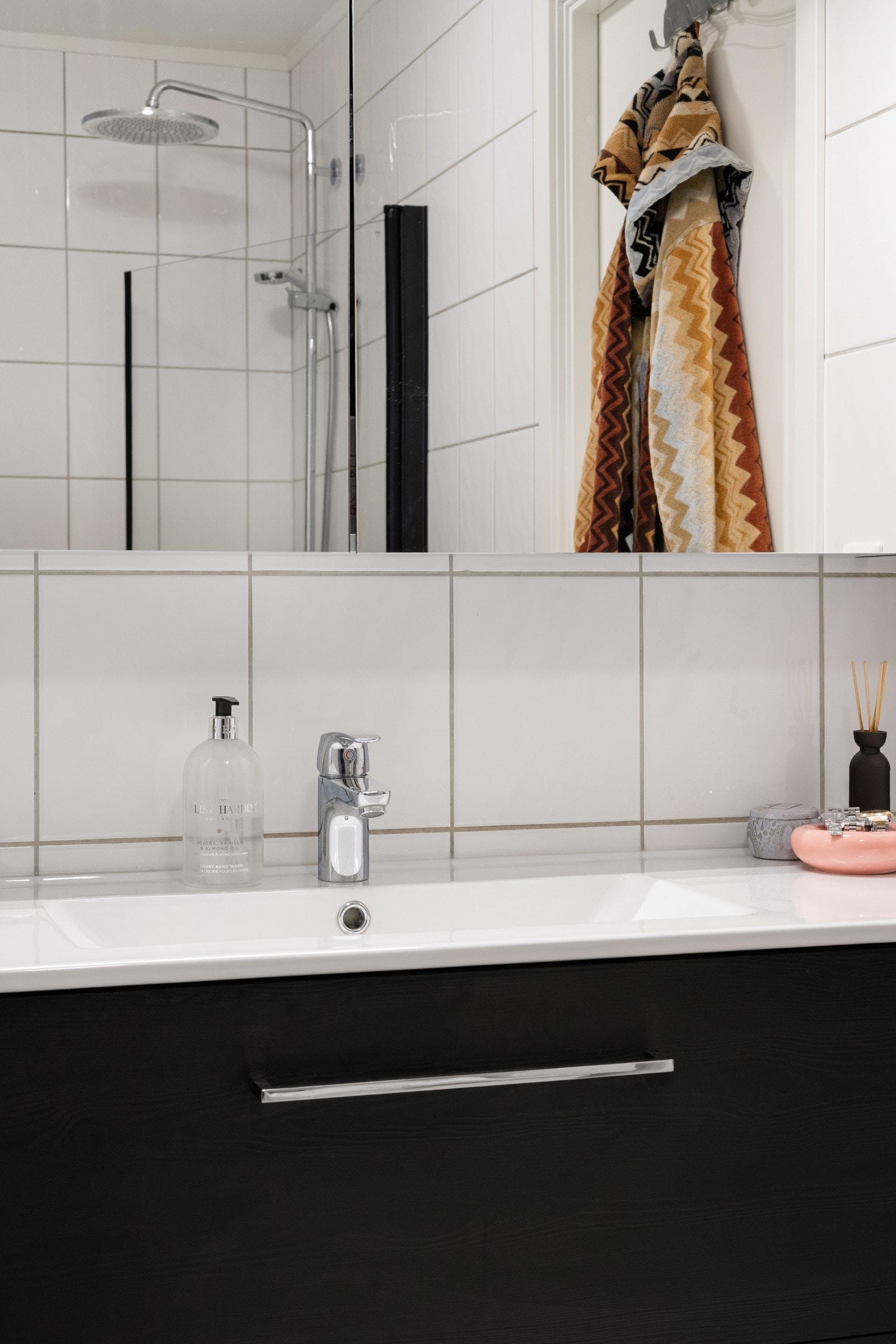 Moderne baderomsinnredning som sikrer godt med oppbevaringsplass.