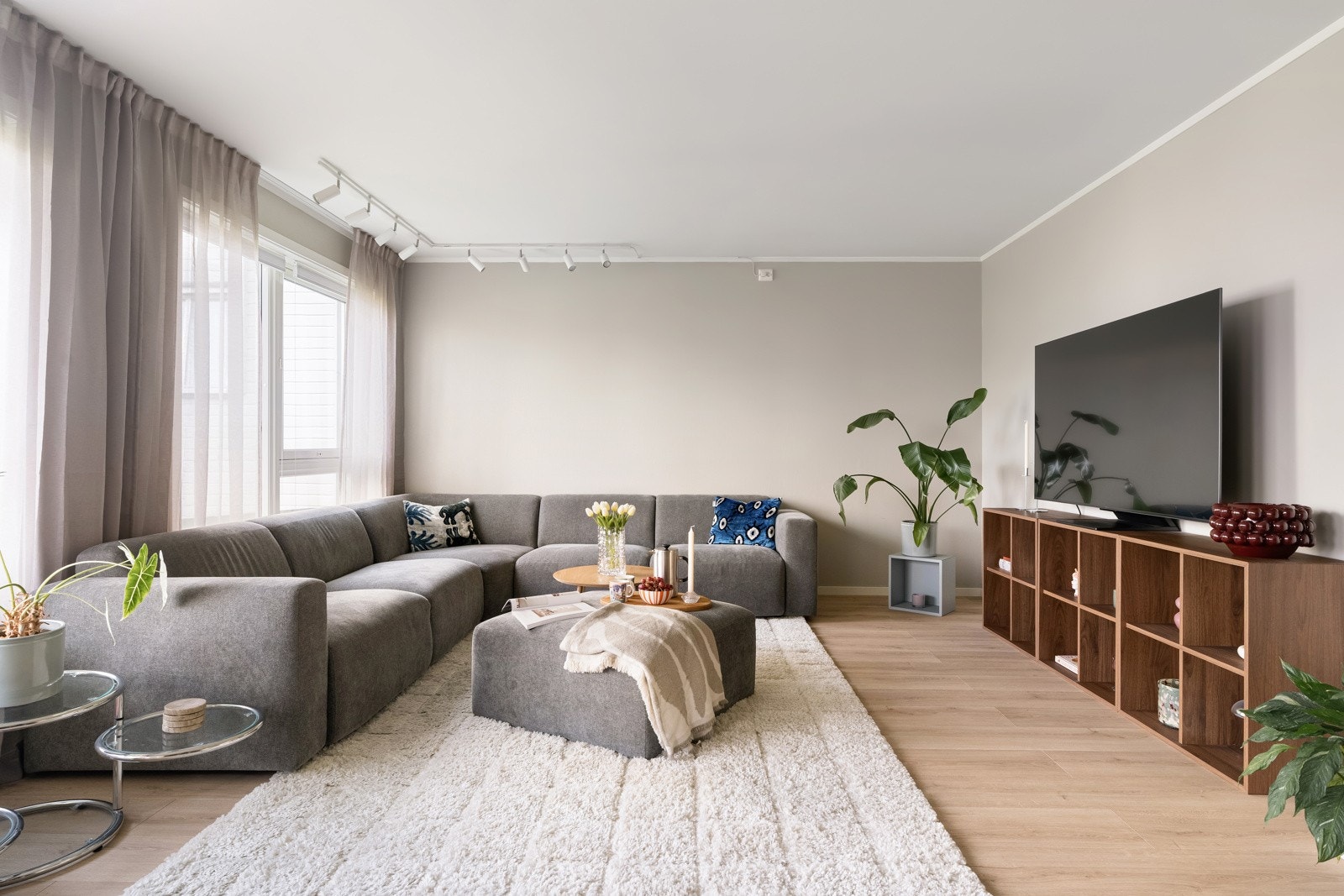 De store vindusflatene slipper inn rikelige mengder med naturlig lys.