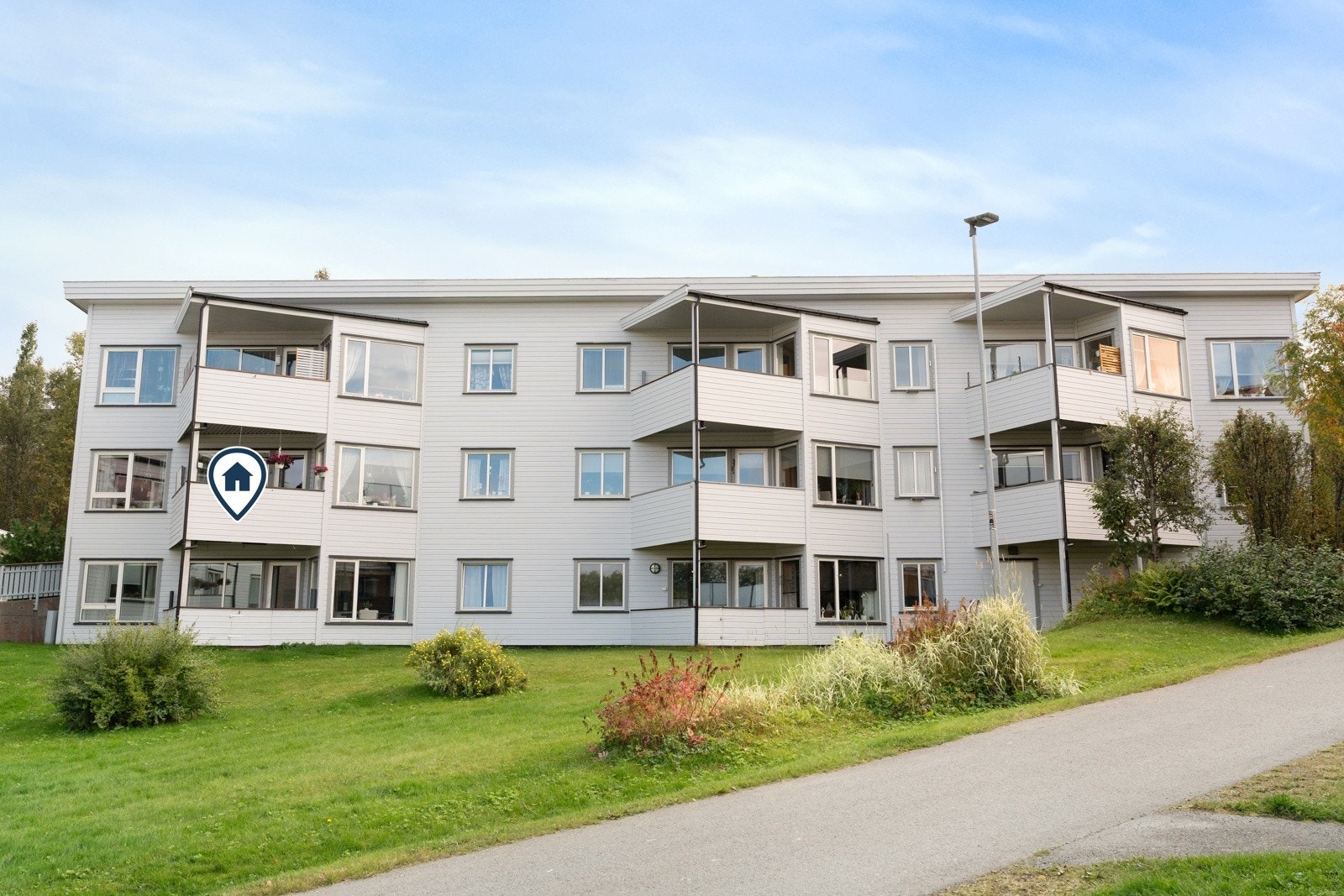 Her har du gangavstand til en rekke fasiliteter som skole, barnehage, matbutikk og gode bussforbindelser til Jekta Handelspark, UiT/UNN og sentrum.