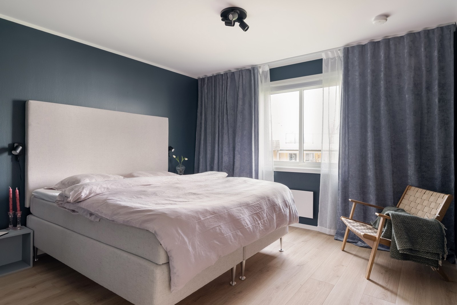 Hovedsoverommet har god plass til stor seng med tilhørende nattbord.