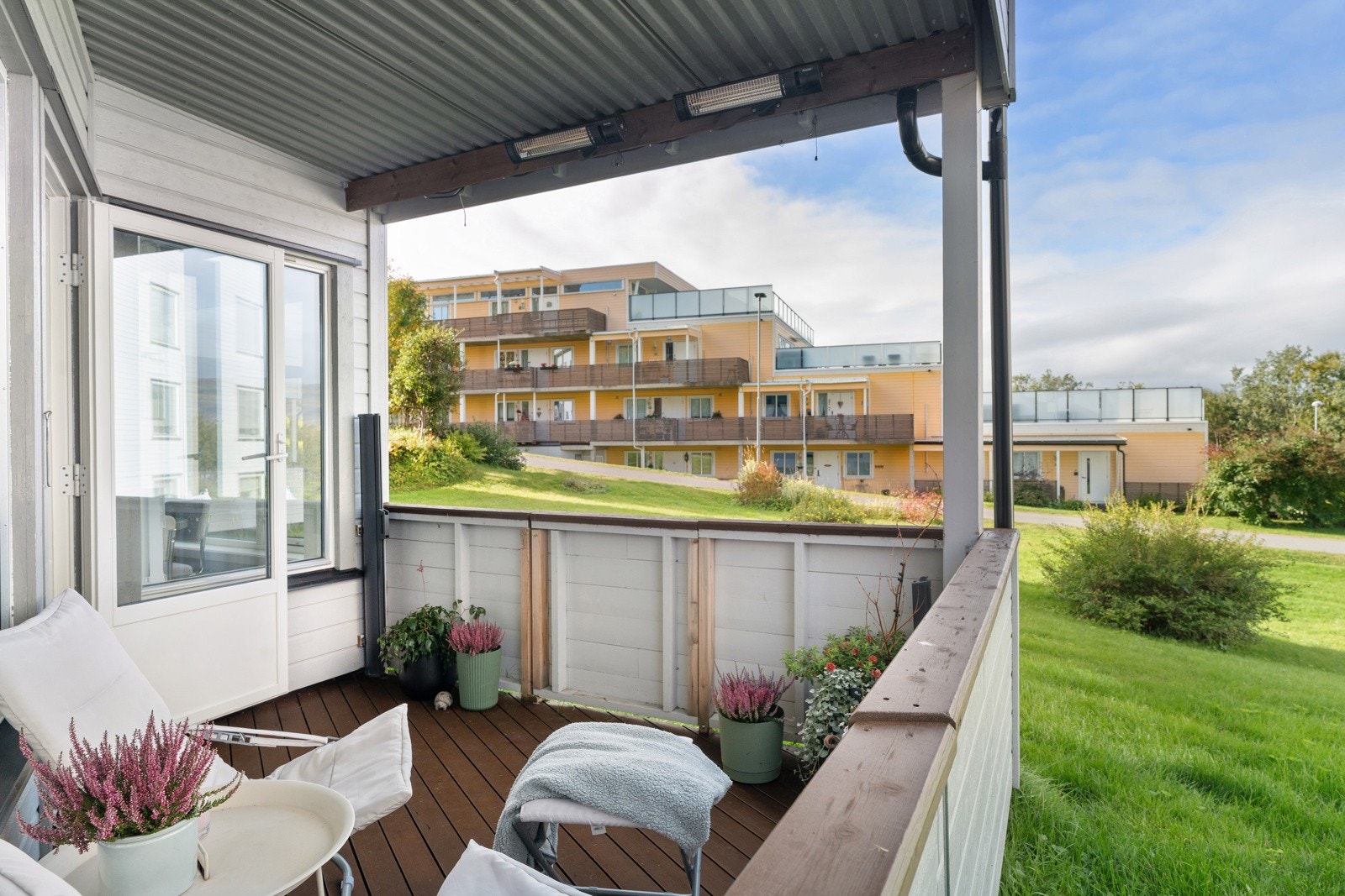 Her har du god plass til utemøbler, grill og beplantning!