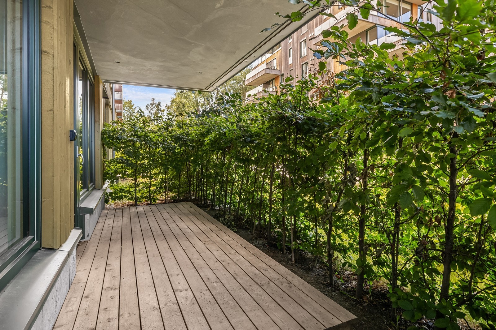 Terrassen er romslig med takoverbygg Galleribilde