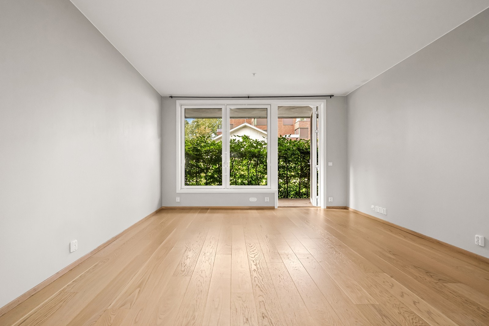 Lys og fin stue med store vindusflater. Galleribilde