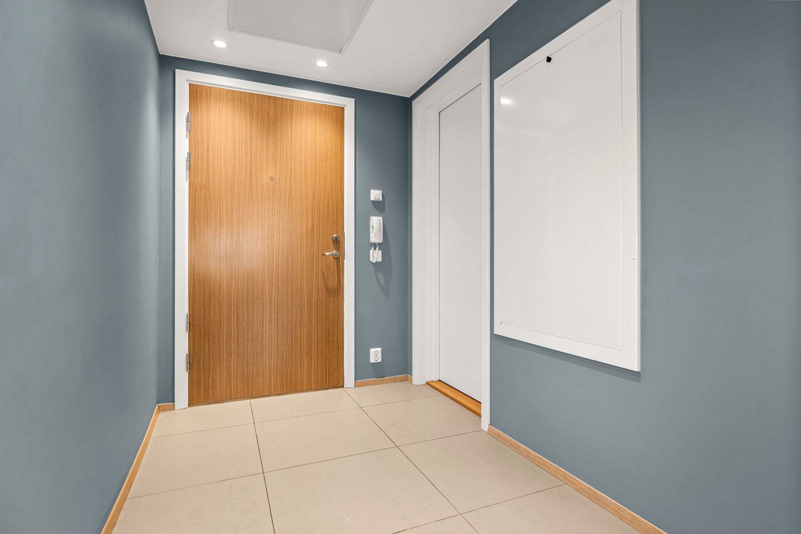 Lys og fin gang med downlight spotlights Galleribilde