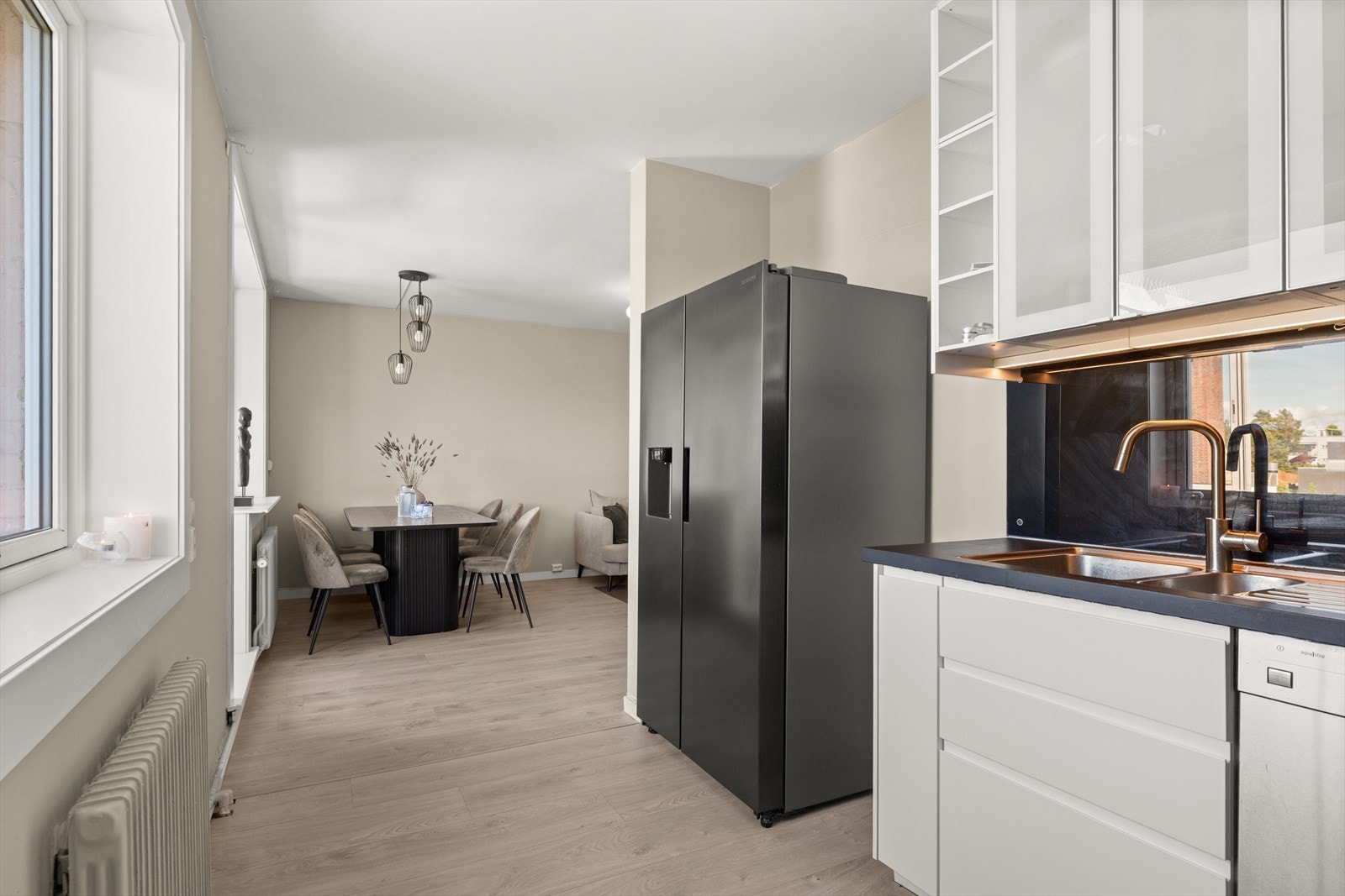 Moderne kjøkken med tidløse materialvalg og praktisk utforming. Galleribilde