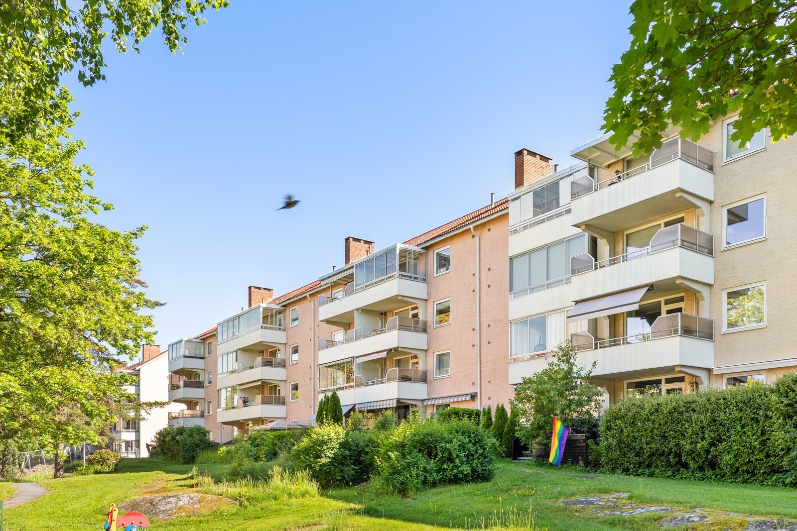 Leiligheten har en svært sentral beliggenhet på Lambertseter med kort vei til Lambertseter senter og t-banestasjon. Galleribilde