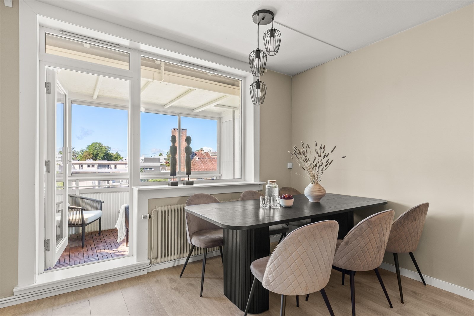 Vinduer med malte trekarmer og 2-lags energiglass fra 2019. Galleribilde