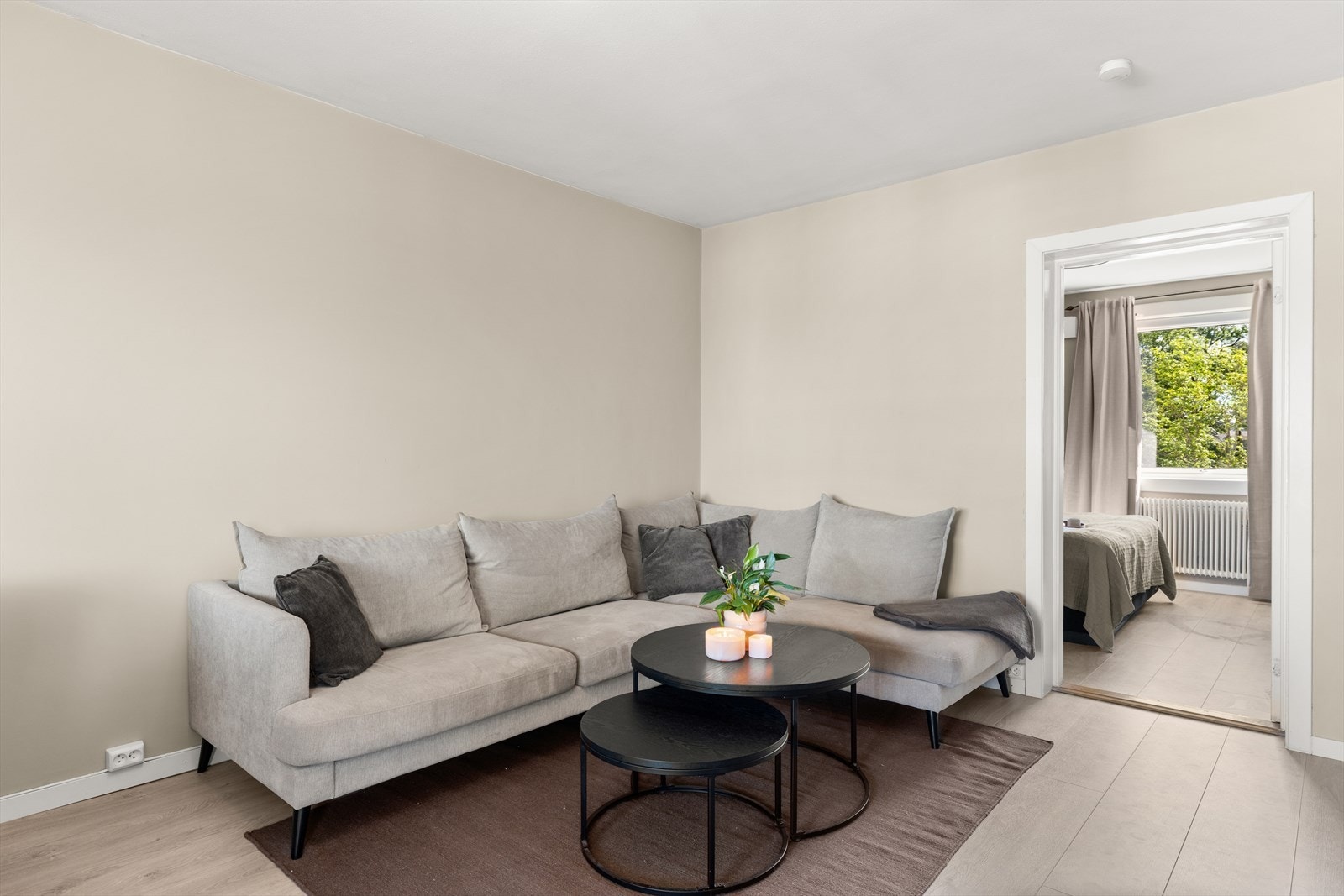 Stuen er av god størrelse, og du får plass til å innrede med sofagruppe med tilhørende bord, samt diverse skap- og hylleløsninger. Galleribilde