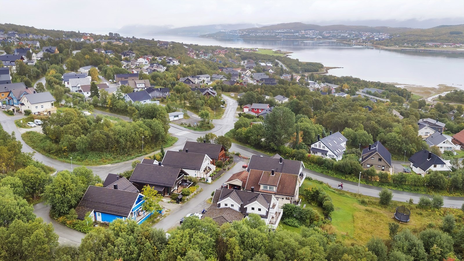 Nærområdet er i hovedsak bebygd med eneboliger, med skole og barnehage like i nærheten. Galleribilde
