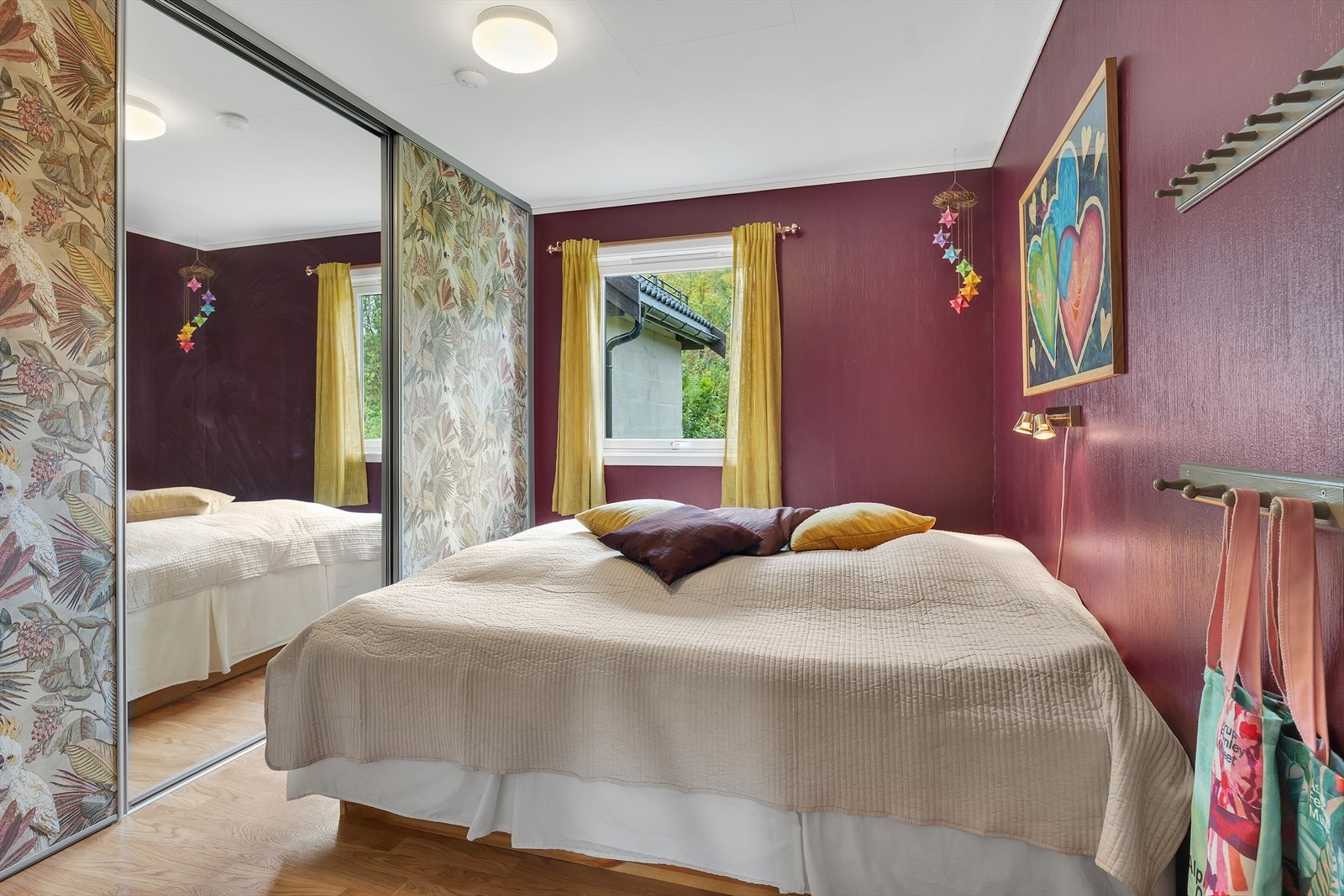 Stort soverom 1 med praktisk skyvedørsgarderobe Galleribilde