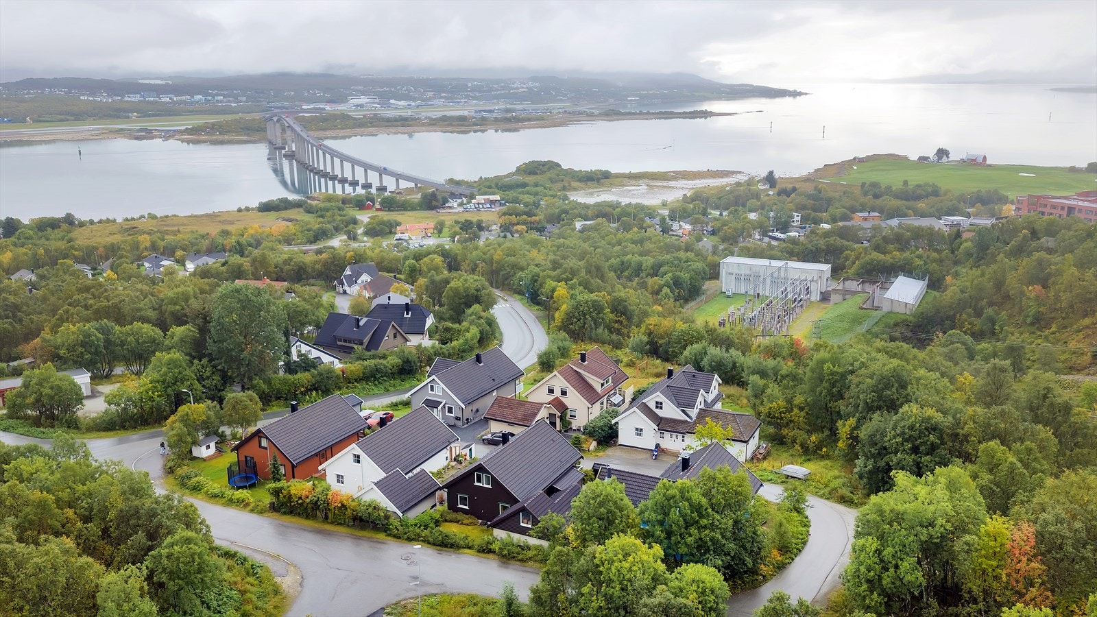 Med Tromsøya kun noen få kilometer unna, er boligen perfekt for de som ønsker å bo i rolige omgivelser med bynærhet. Galleribilde