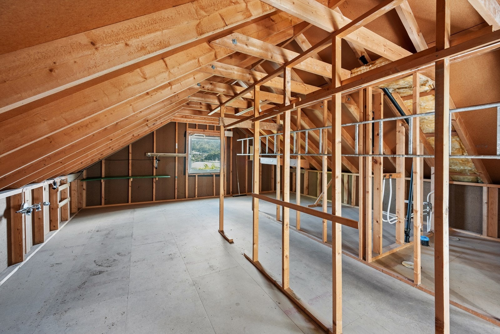 Over garasjen er det et stort, uinnredet loftsrom på 31 m² med stort potensial. Galleribilde