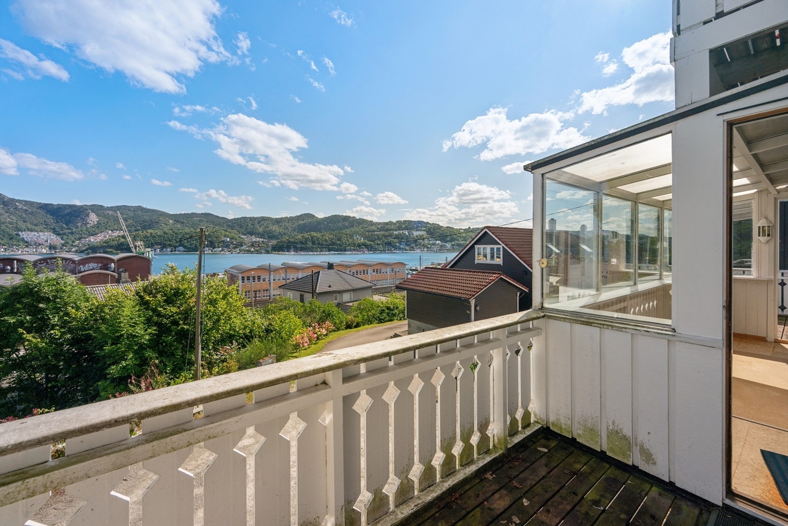 Fra balkongen er det utsikt mot fjorden og nærområdet. Galleribilde