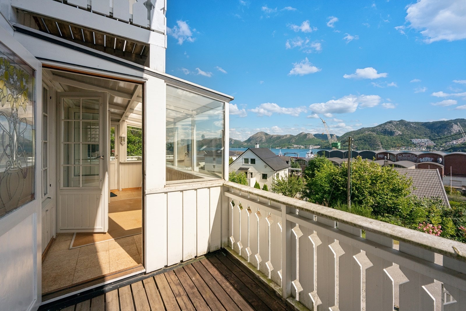 Balkongen i første etasje er på totalt ca. 20 m². Galleribilde