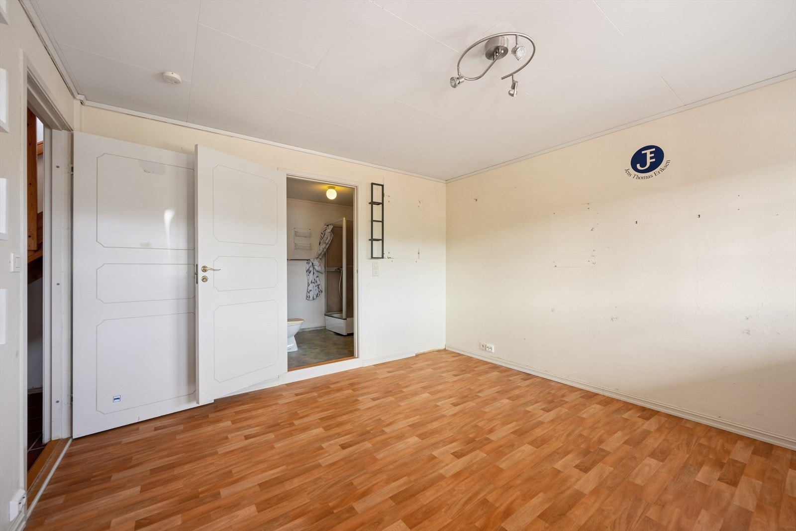 Dette soverommet har direkte adkomst til ett av badene i underetasjen. Galleribilde