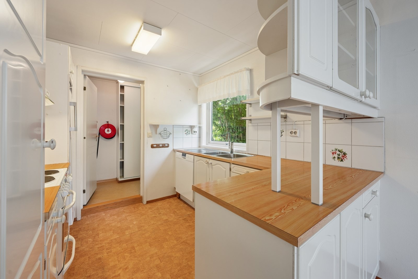 Kjøkkenventilator med avtrekk ut sørger for god utlufting under matlaging. Galleribilde