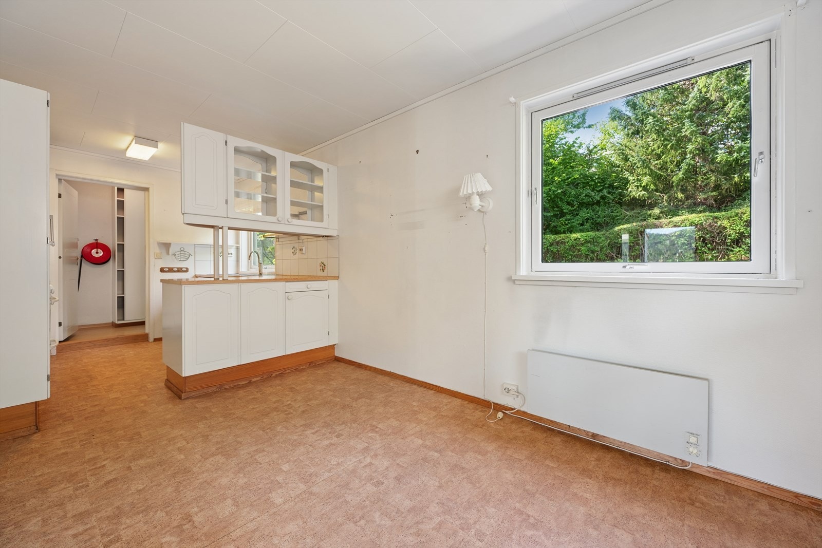 Kjøkken med plass til spisebord og utgang til markterrasse gjennom boden bak. Galleribilde