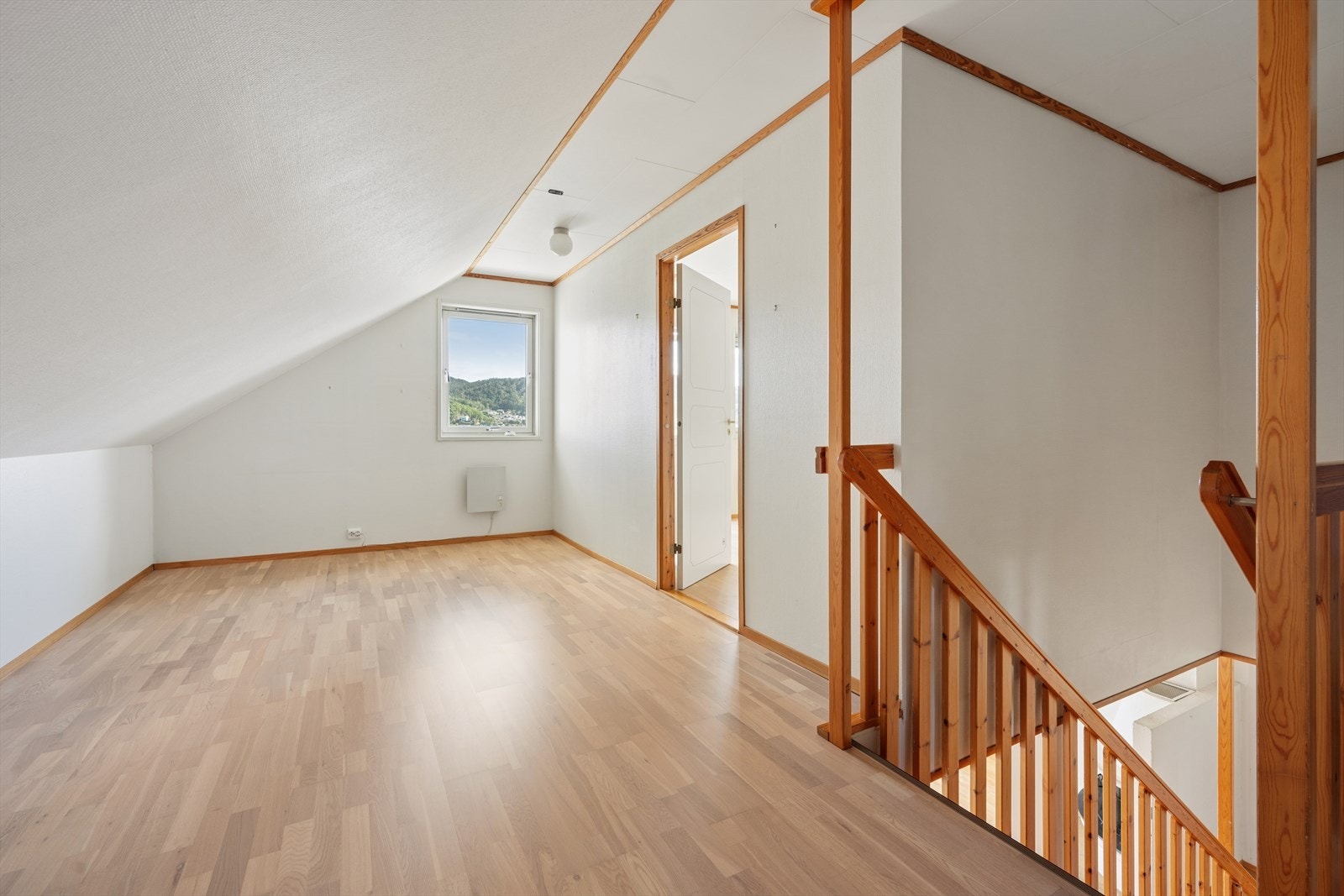 Opp i 2. etg blir du møtt av en loftstue. Galleribilde
