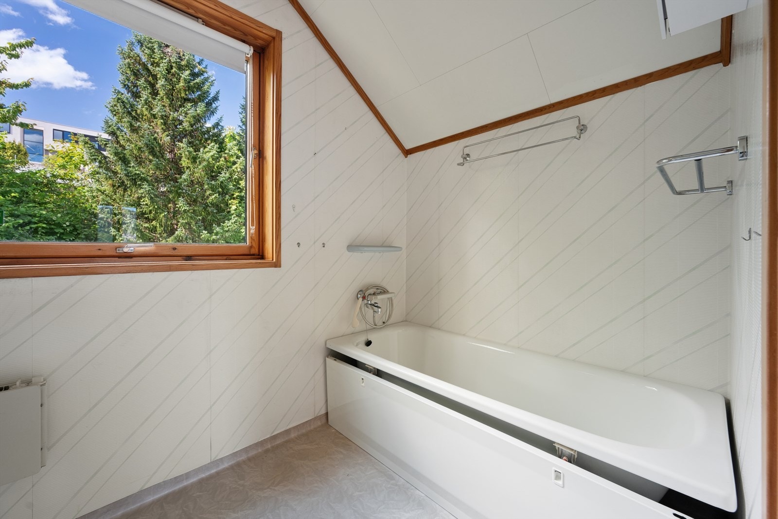 Badet i andre etasje er fra byggeåret og er utstyrt med badekar. Galleribilde