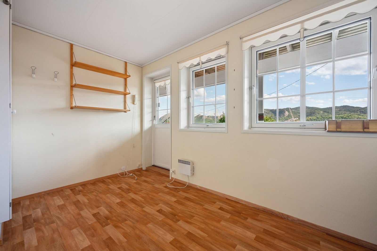 Soverom 4 finner du i underetasjen. Her er det også utgang til hagen. Galleribilde