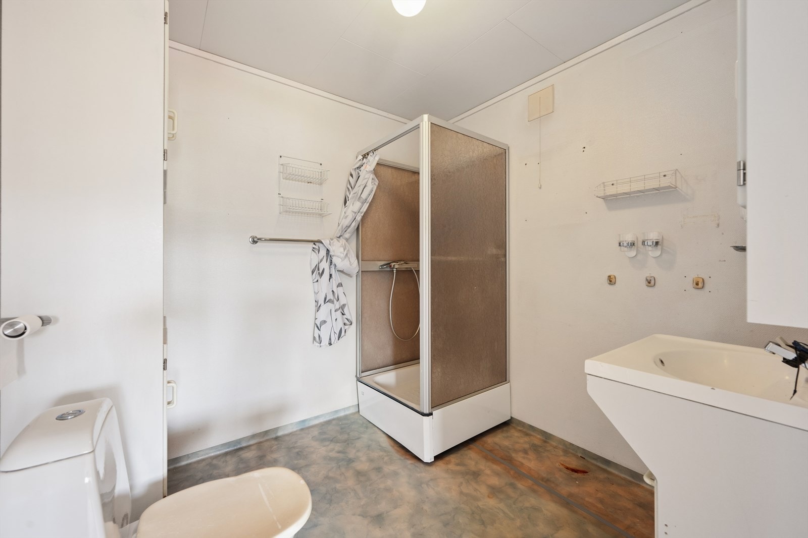 Badet med adkomst fra soverommet, utstyrt med dusjkabinett og toalett. Galleribilde