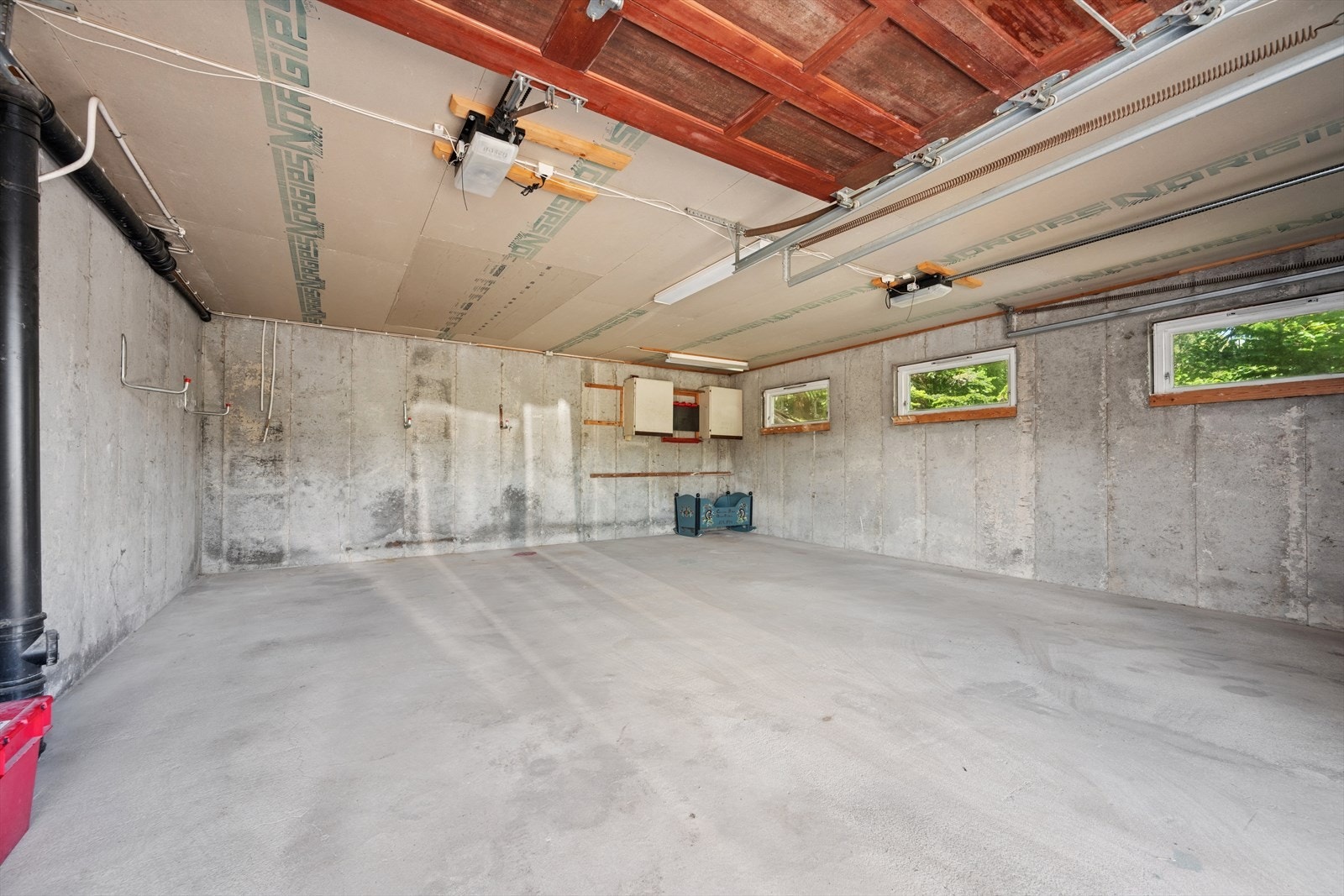Romslig dobbelgarasje på 42 m² med støpt dekke. Galleribilde