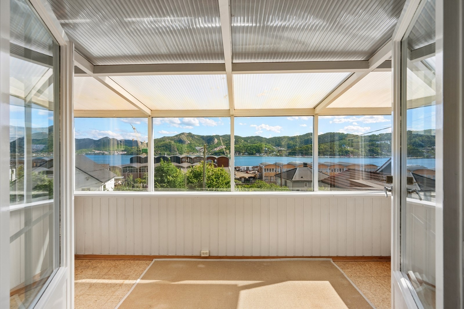 Fra stuen er det utgang til en stor balkong med en innglasset del av balkongen (Innglassingen av balkongen er ikke omsøkt hos kommunen. Se pkt. ferdigattest.) Galleribilde