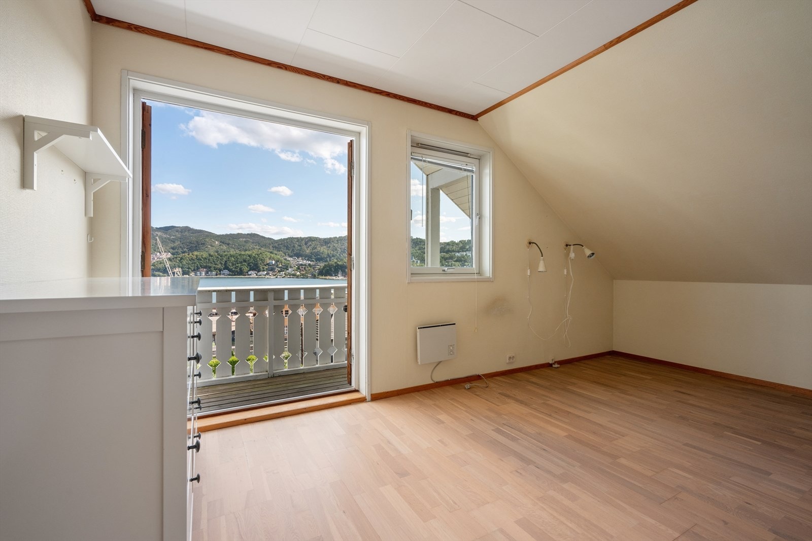 Balkongen i andre etasje har rekkverk i malt tre. Galleribilde