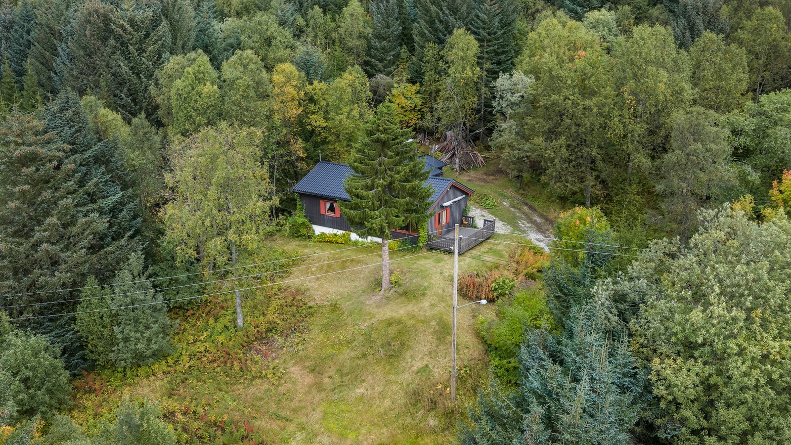 Eiendommen ligger omtrent 15 min fra Tromsø sentrum (lengre under vedlikehold av Tromsøbrua) Galleribilde