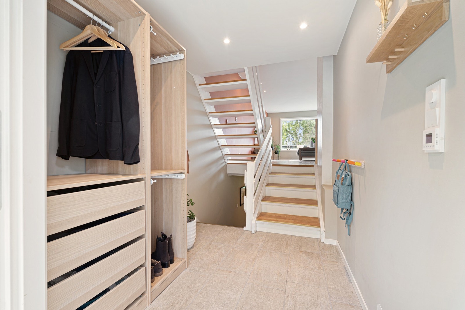 Romslig og fint inngangsparti. Slitesterk flis med gulvvarme. Lyse farger og dimmbar downlights i himling. Galleribilde