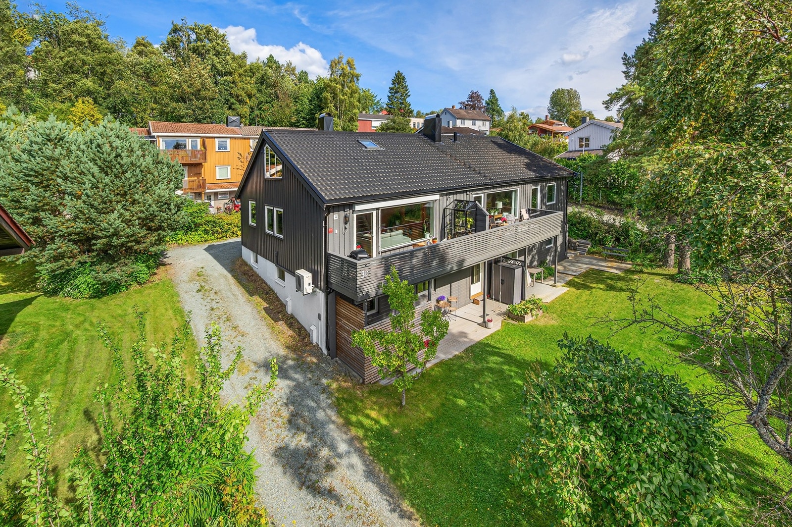 Attraktiv beliggenhet på Berg. Bynær og sentral beliggenhet i rolige, grønne og solrike omgivelser. Galleribilde