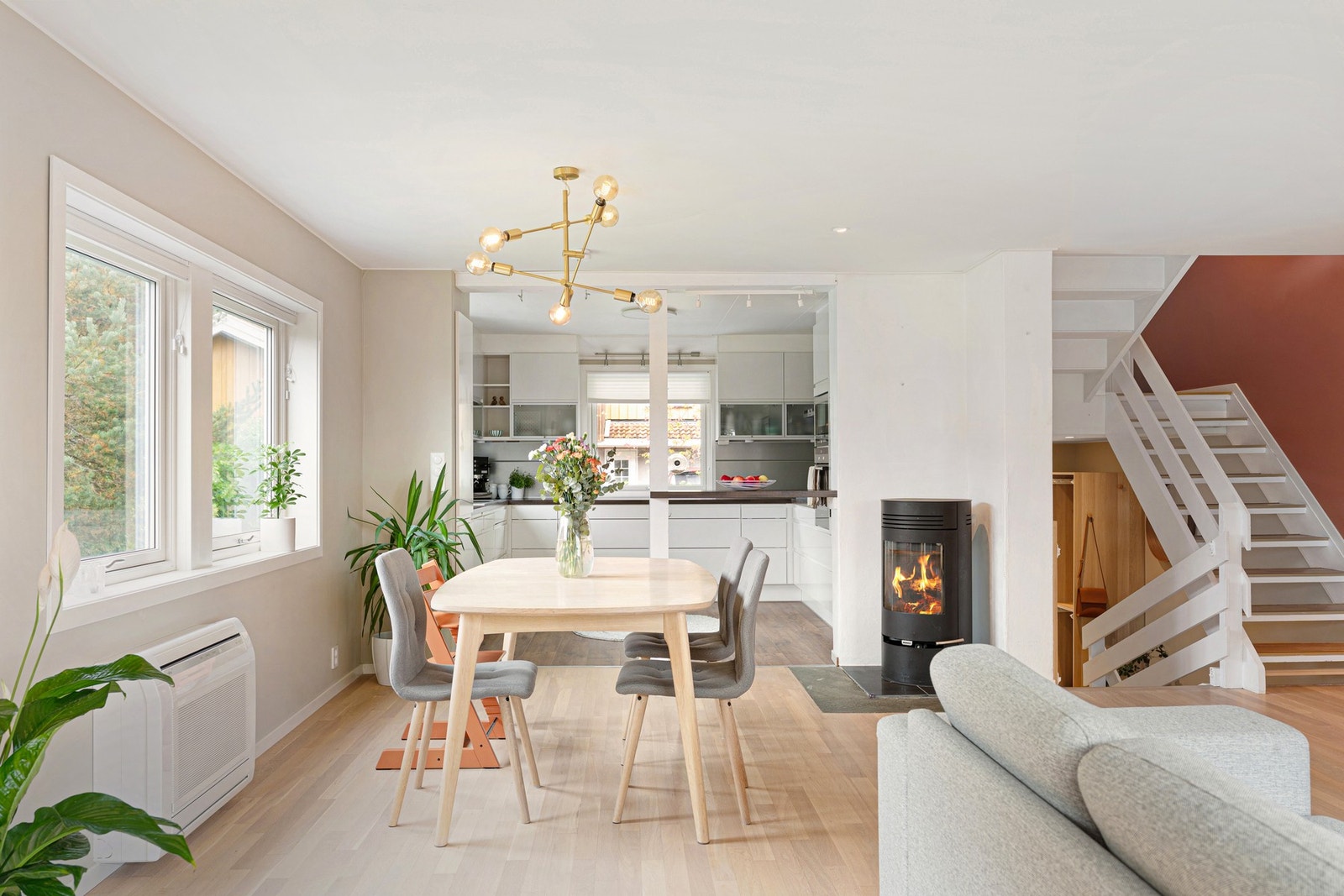 Moderne og ildsted og varmepumpe, gir boligen god varme og atmosfære. Galleribilde