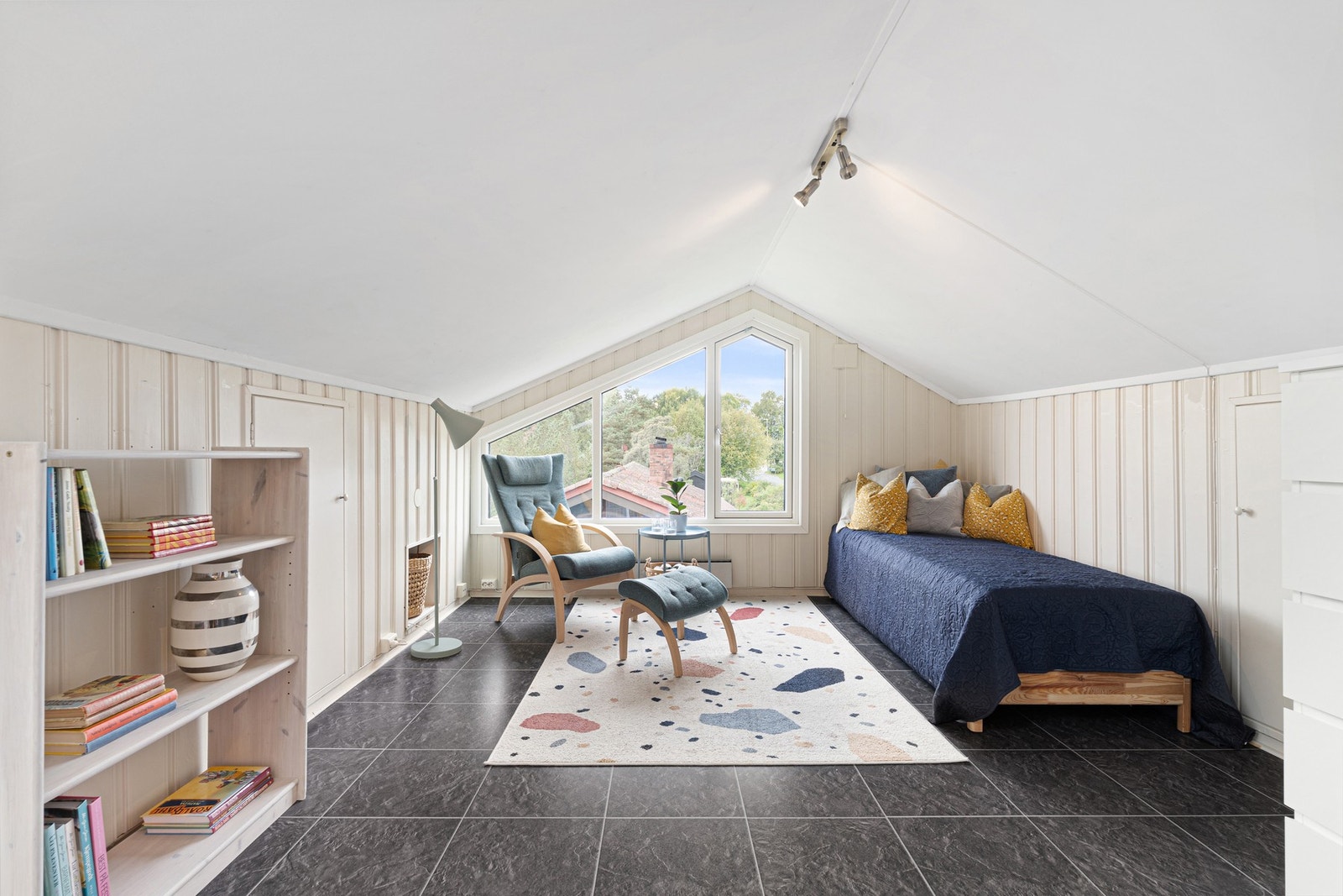 Lys og trivelig loftstue, som selger har kombiner som leke- og gjesterom og hjemmekontor. Galleribilde