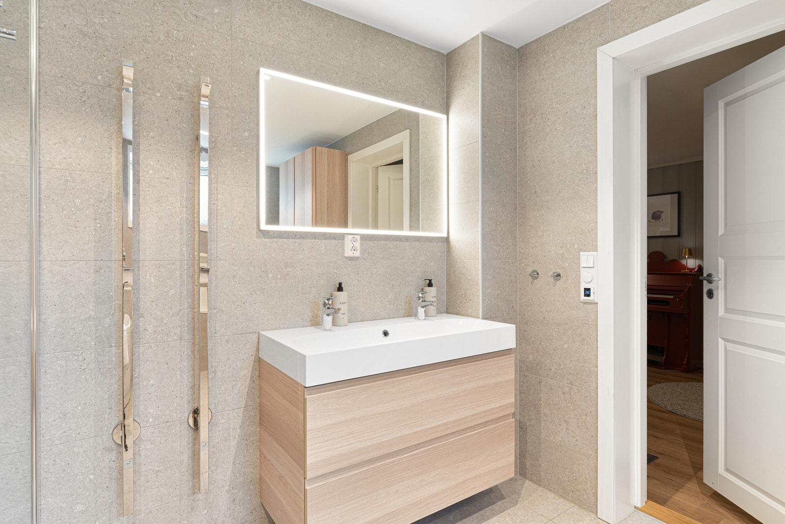 Moderne baderomsinnredning og stilig speilflate med integrert belysning. Galleribilde